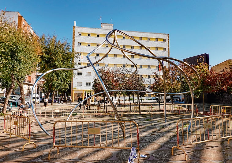 El desacuerdo entre la escultora de la rosa del Palacio de Congresos de Badajoz y la Junta mantiene la instalación vallada